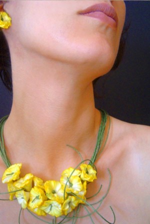 Necklace model Little Flowers for Antonio López