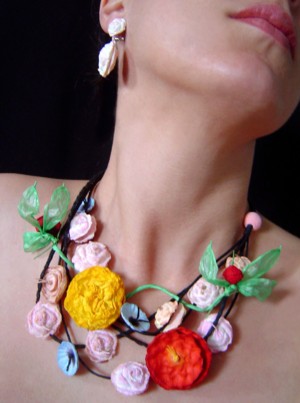 Collar modelo Porcelana china con flores