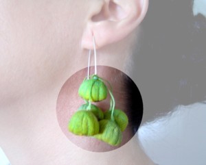 Earrings model Vain Courtship