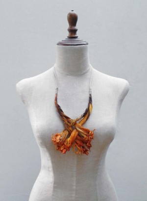 Necklace model Brugmansia